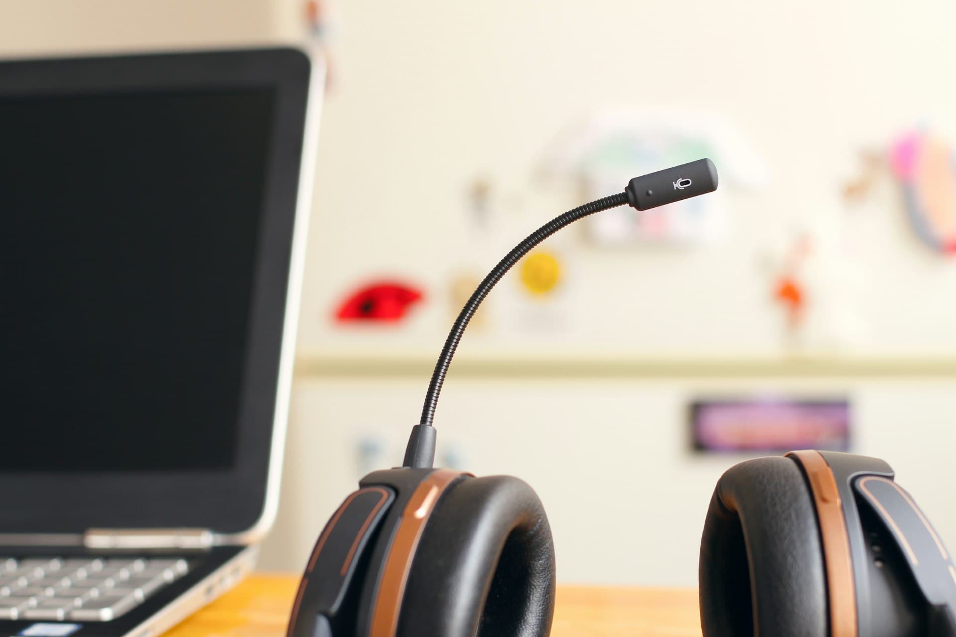 Support headset with microphone beside a laptop